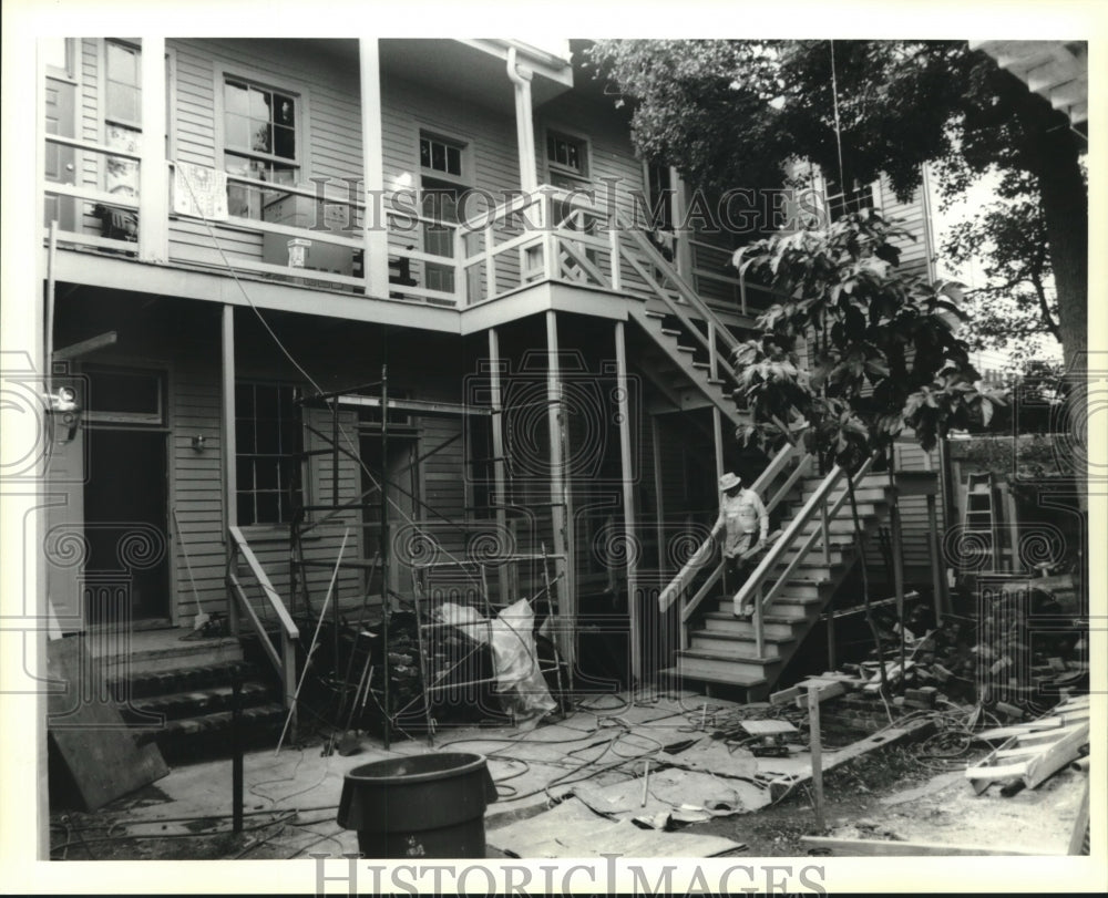 1995 Press Photo New Orleans-Courtyard of apartment buildings, under renovation - Historic Images