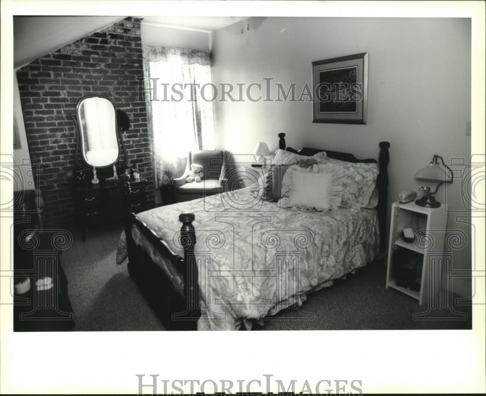 1995 Press Photo Mary St. New Orleans-Bedroom of completed, 1 bedroom apartment - Historic Images