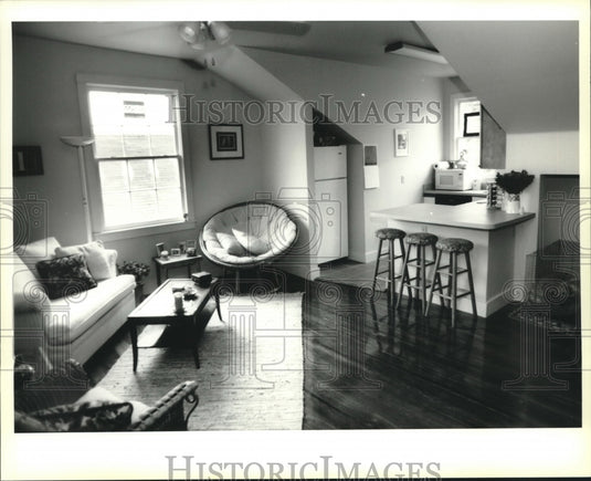 1995 Press Photo Furnished living room of 1 bedroom renovated apartment building - Historic Images