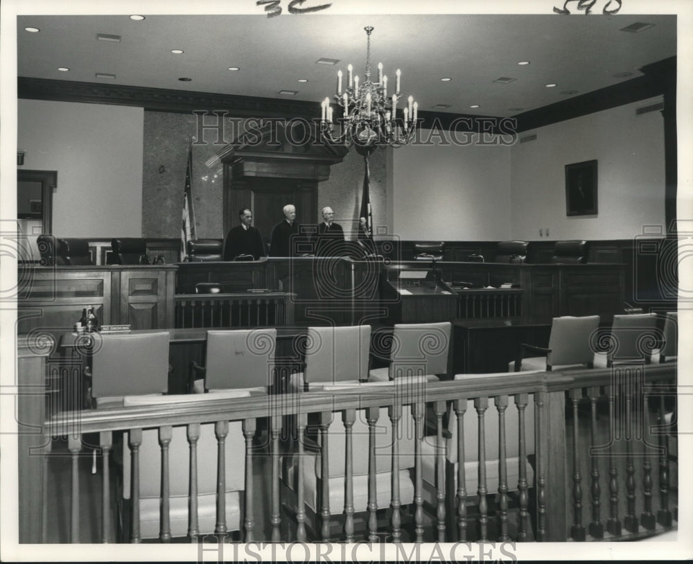 1971 Press Photo Judges stand in Fourth Circuit Court of Appeal courtroom - Historic Images