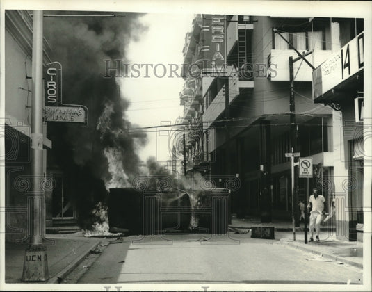 1963 Press Photo American official car burns in Santo Domingo street - nob11236 - Historic Images