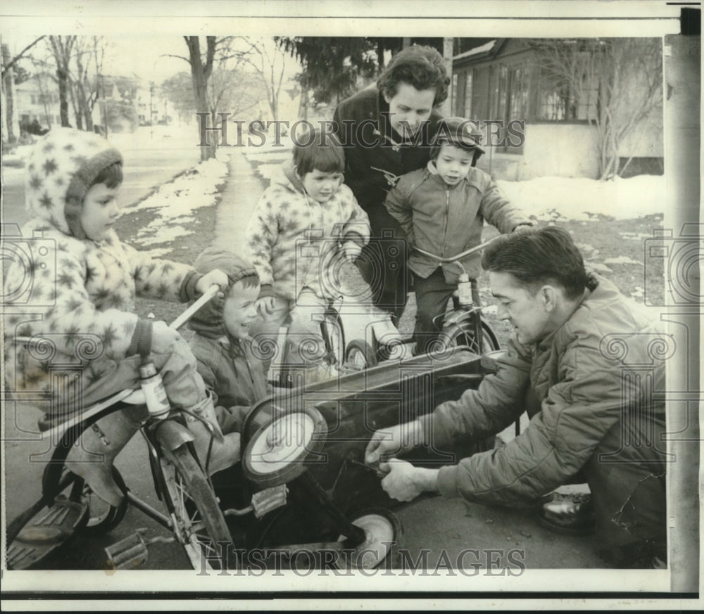 1968 Press Photo The Feyre Quadruples of Holyoke, Mass. with their parents - Historic Images