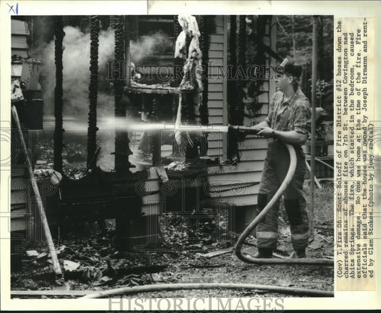 1989 Press Photo Fire - Scott Boltoff hoses down charred house on 7th Street - Historic Images