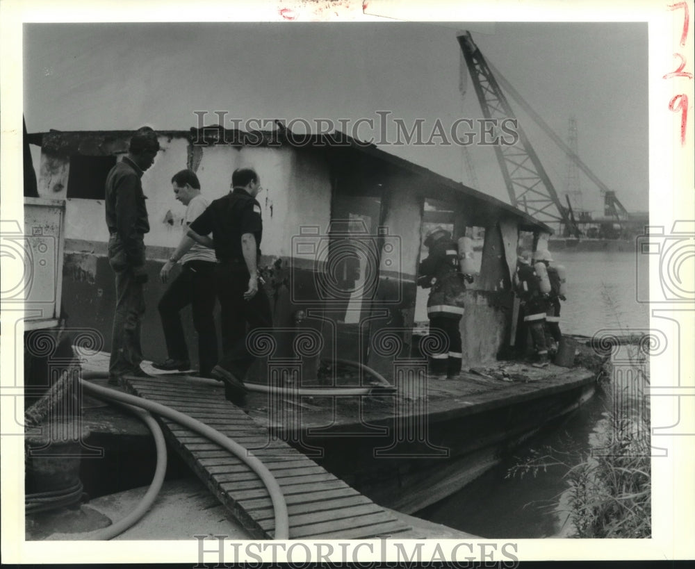 1989 Press Photo Harvey firemen investigate scene of boat fire at Peters Road - Historic Images