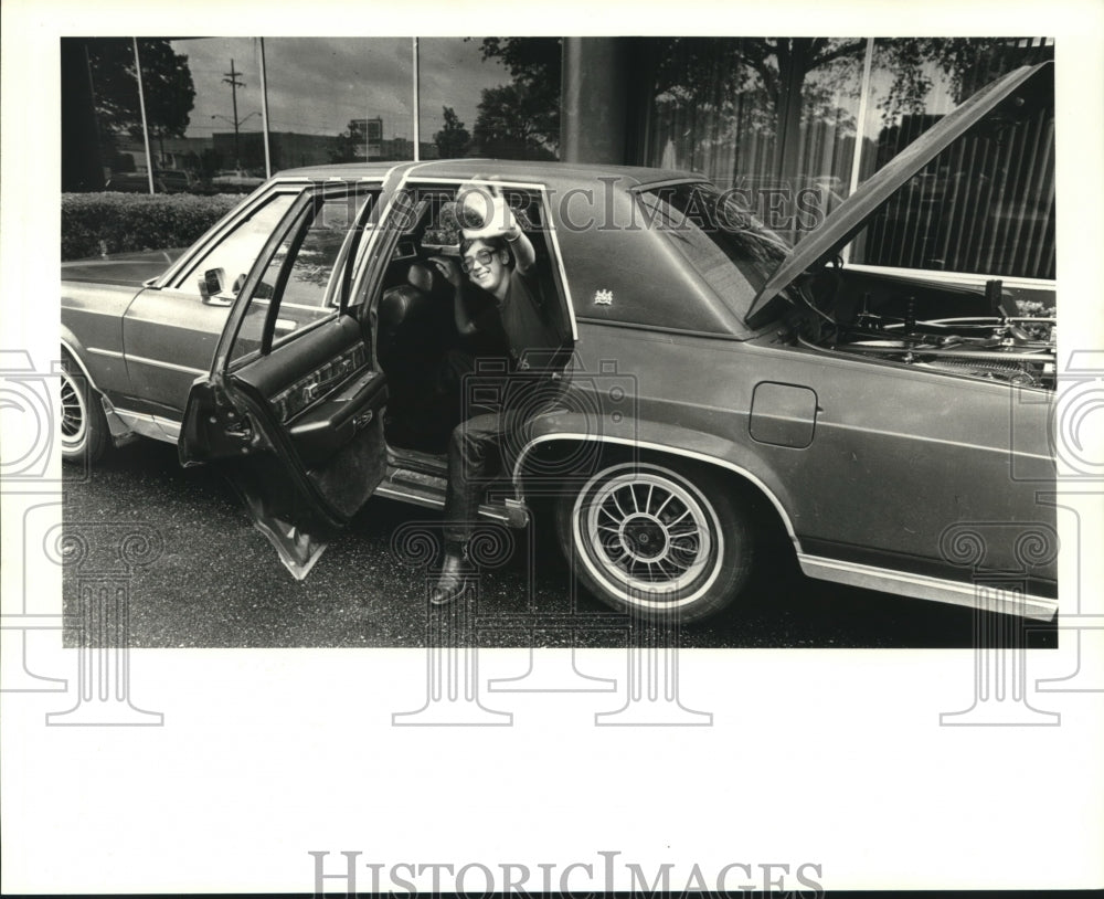 1985 Press Photo Heart patient Robert Matthew Fletcher leaves hospital - Historic Images