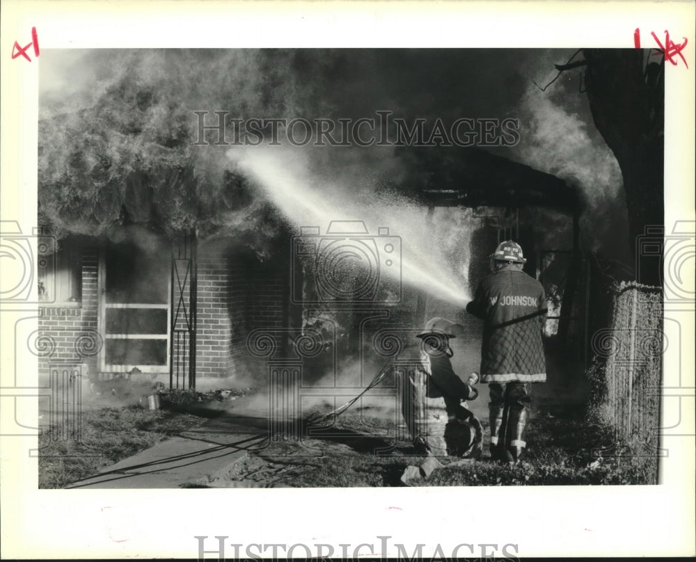 1989 Press Photo New Orleans firefighters spray water on house fire - Historic Images