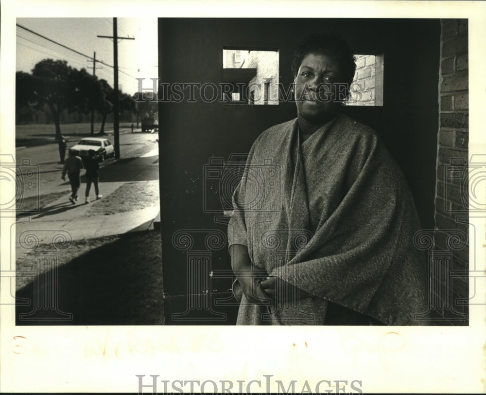 1987 Press Photo Victoria Fletcher on front step, B.W. Cooper housing project - Historic Images