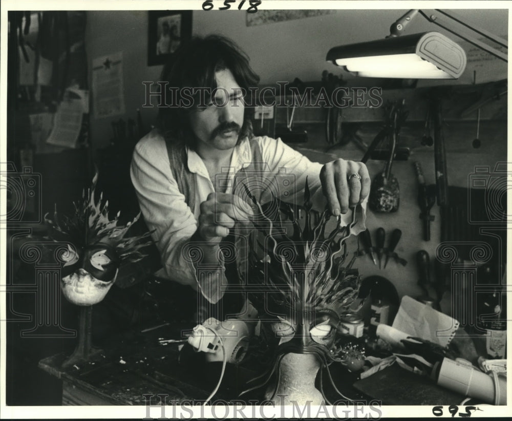 1981 Press Photo John Flemming with his custom-made colorful mask. - nob11288 - Historic Images