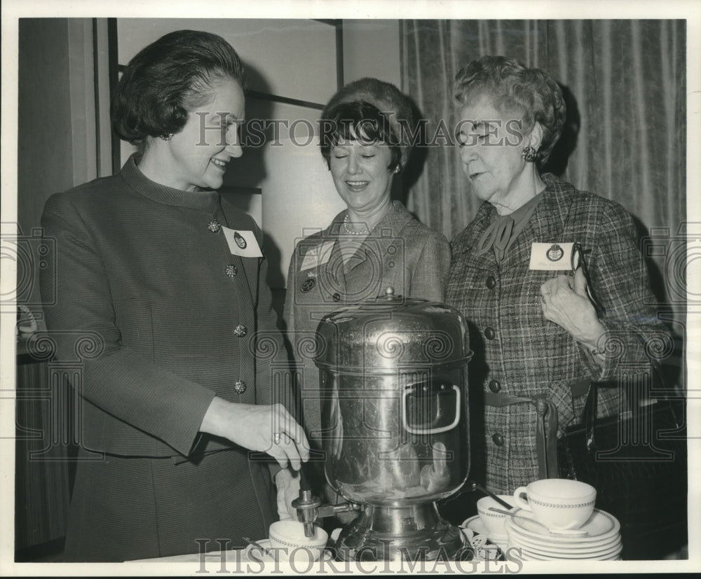 1969 Press Photo Mrs. Alta Fletcher &amp; others at enjoy coffee at Chicago event - Historic Images