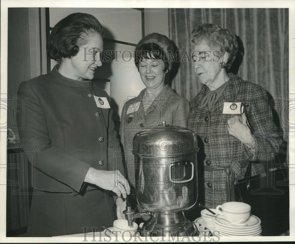 1969 Press Photo Mrs. Alta Fletcher & others at enjoy coffee at Chicago event - Historic Images