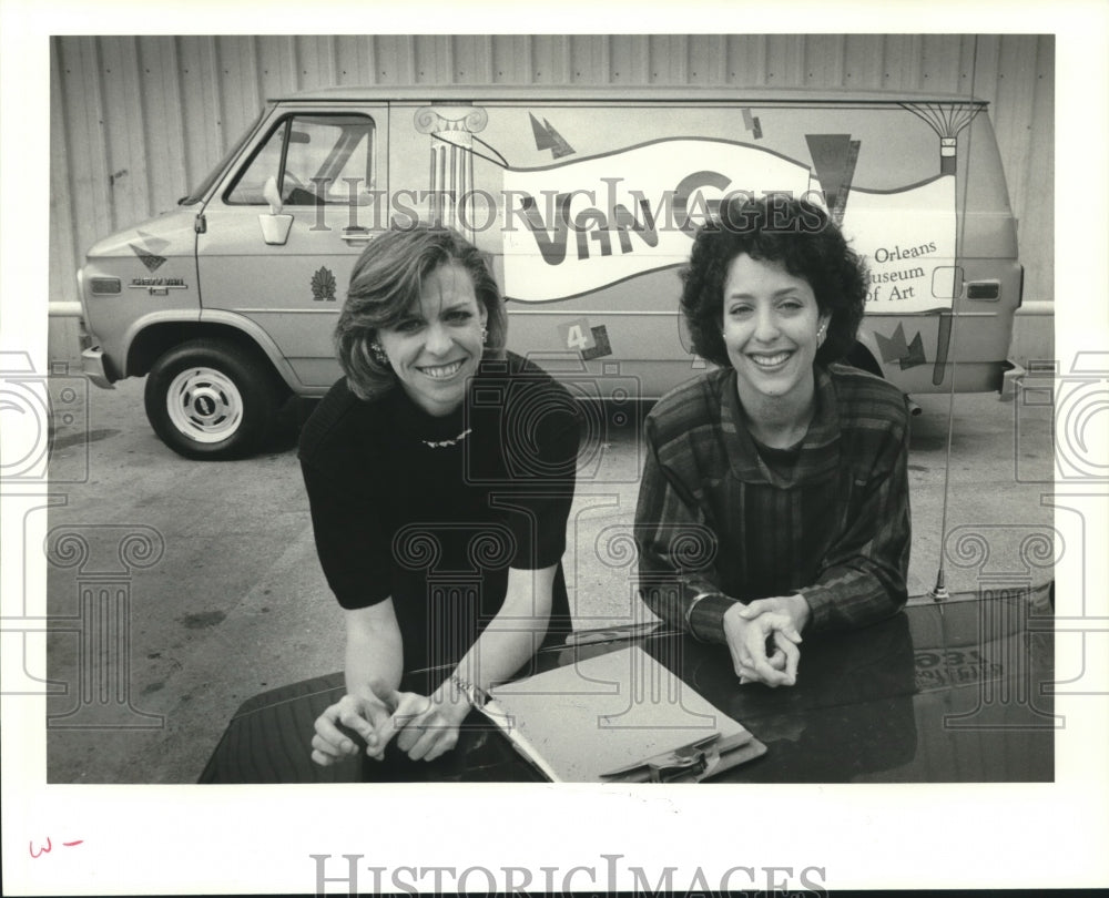 1988 Press Photo Julie Fleshman, designer &amp; other of New Orleans Museum of Art. - Historic Images