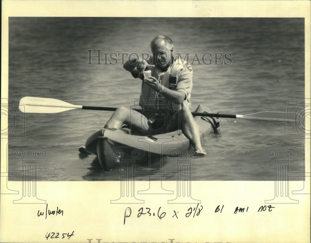 1992 Press Photo Pollution-Joel Fogel takes water sample in Mississippi River - Historic Images