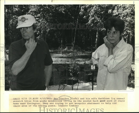 1990 Press Photo Ray Fincher and wife Kathleen scratch mosquito bites - Historic Images