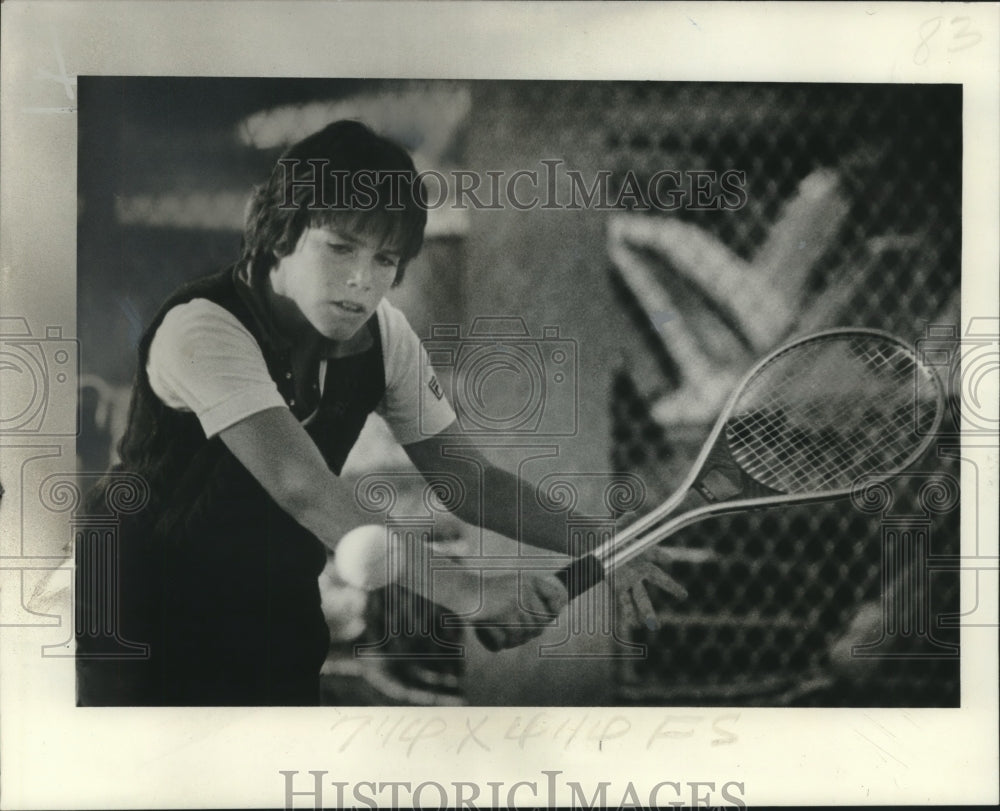 1977 Press Photo Tennis - Marc Fishman fires away en route to 12s Sugar victory- Historic Images