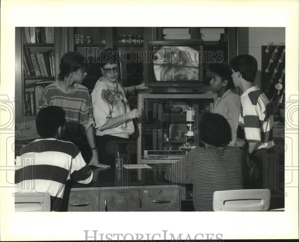 1989 Press Photo Colleen Fiegel shows videomicroscopy to Higgins High students - Historic Images