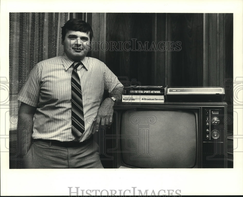 1983 Press Photo Tom Ficara, LSU&#39;s media coordinator, uses modern TV technology - Historic Images