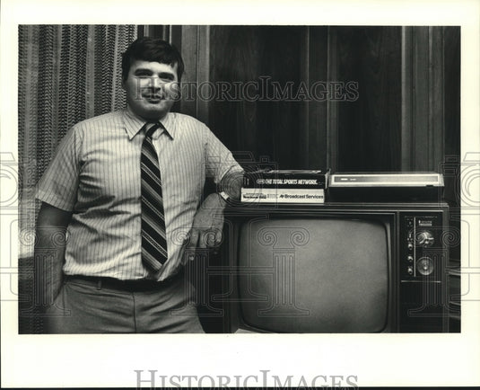 1983 Press Photo Tom Ficara, LSU's media coordinator, uses modern TV technology - Historic Images