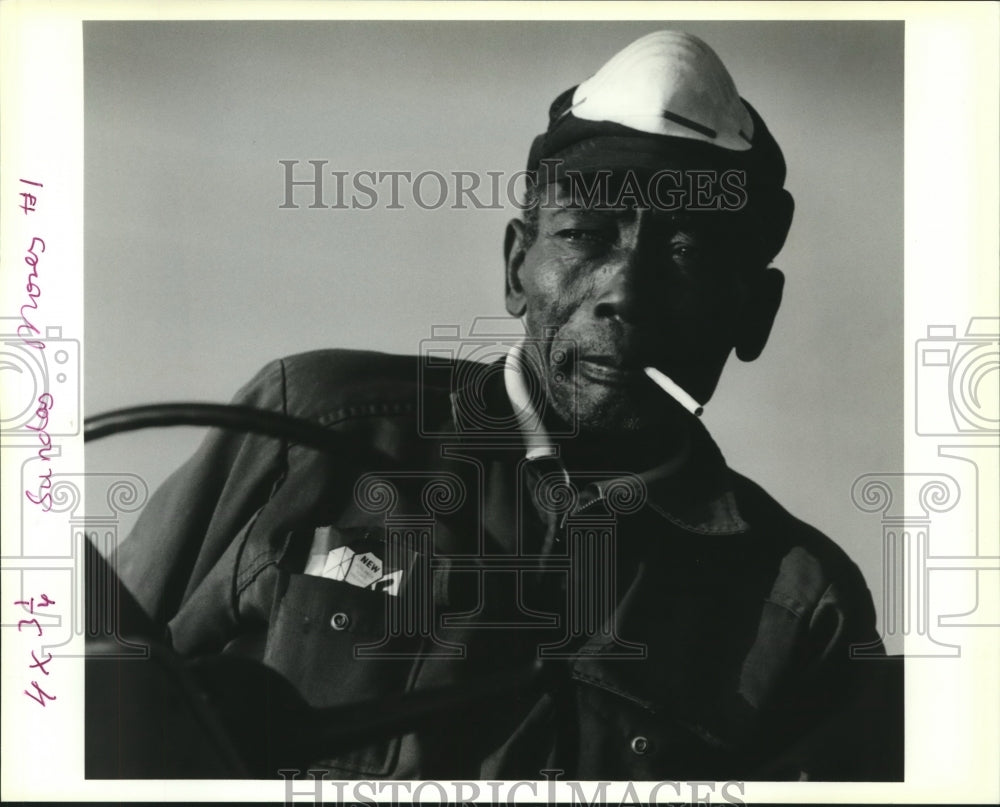 1989 Press Photo Raymond Fields takes smoke break during sugar cane harvest. - Historic Images