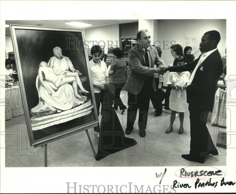 1986 Press Photo Principal C.J. Tastet congratulates art teacher Robert Fisher - Historic Images