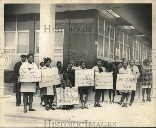 1968 Mothers from Fisher Homes protesting welfare payment cuts - Historic Images