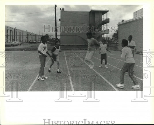 1988 Press Photo Henderson Elementary School jump rope in the playground - Historic Images