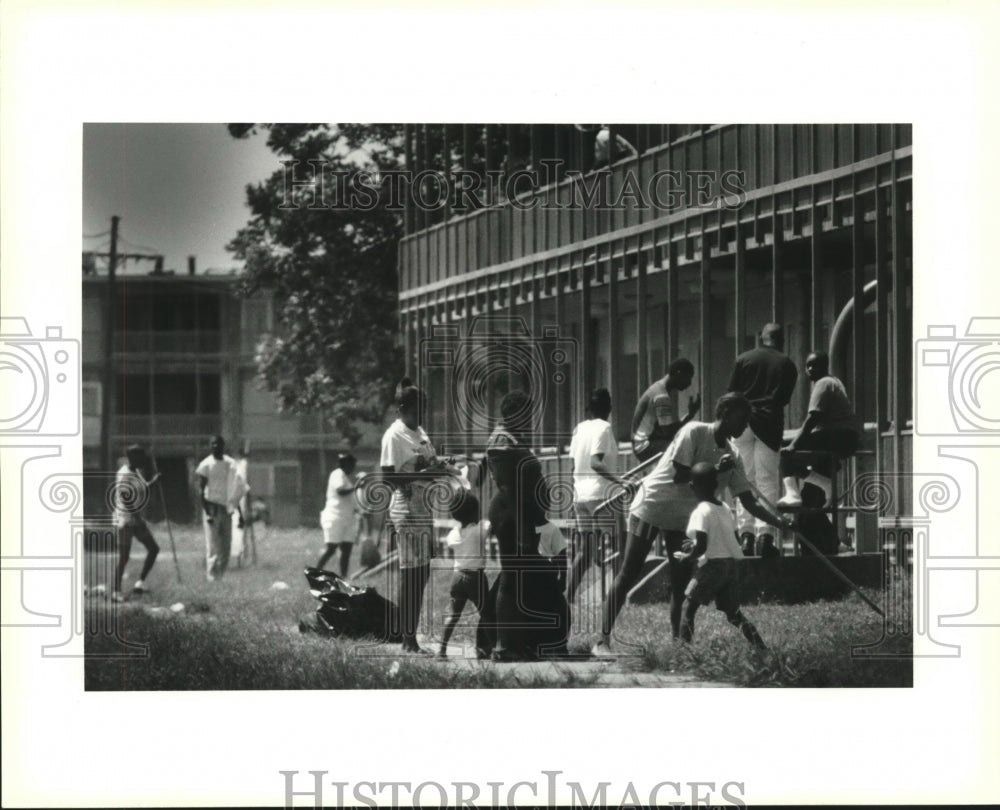 1992 Press Photo Residents join in the clean-up of the Fischer Housing Project - Historic Images