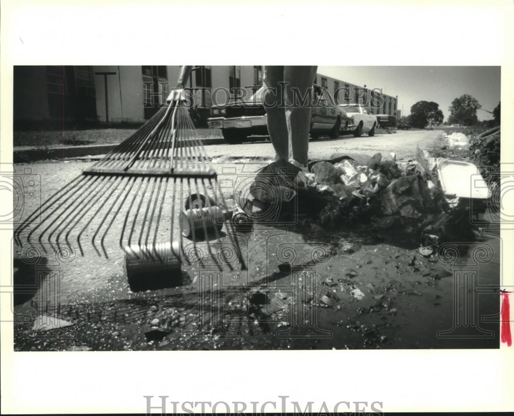 1992 Press Photo Clean-up drive in the Fischer Housing Project - Historic Images