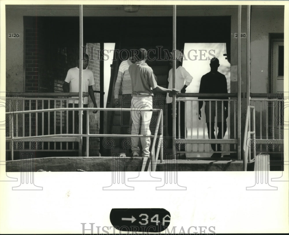 1989 Press Photo A group of men in front of the Fischer Housing Project - Historic Images