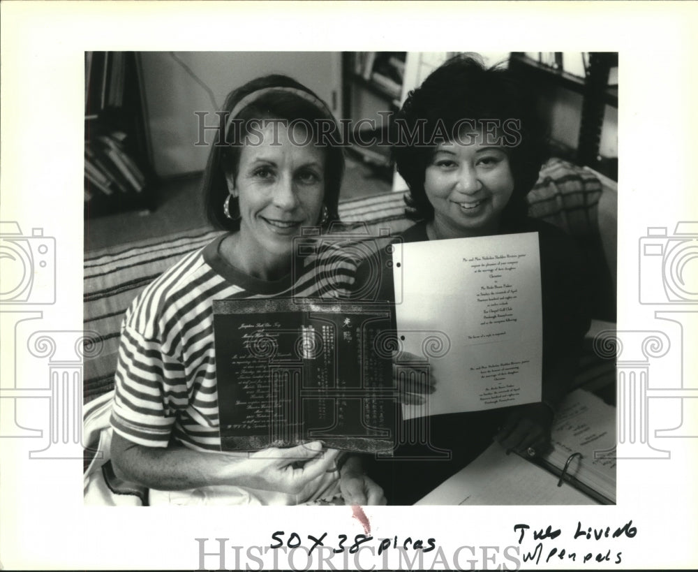 1992 Press Photo Pen pals Tina Fisher and Josephine Yamasaki show their invites - Historic Images