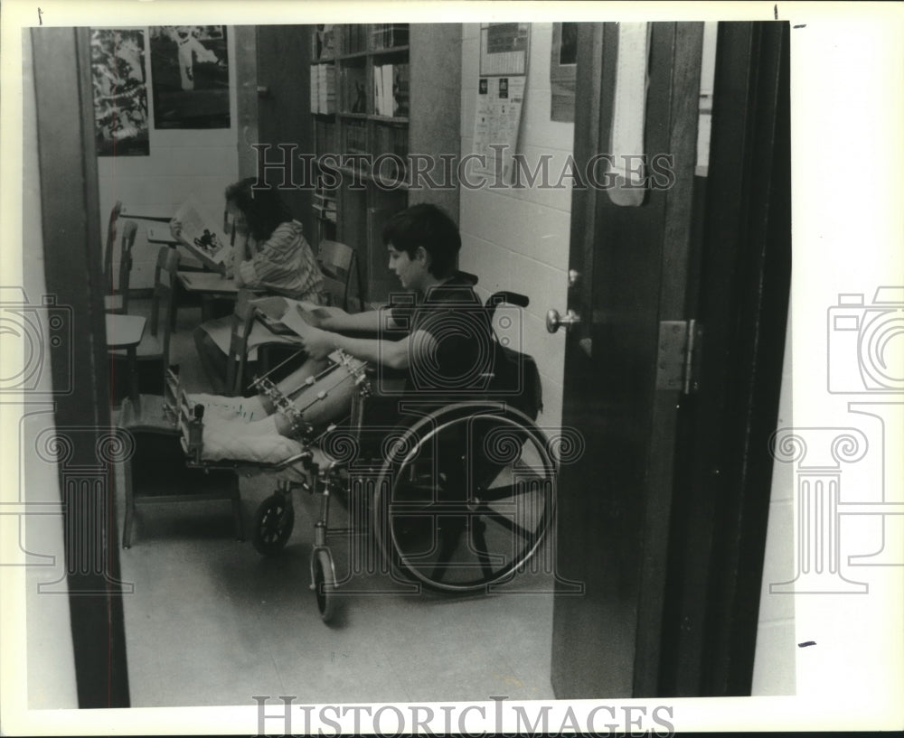 1989 Press Photo Bryan Fisher sits in English class in wheelchair. - Historic Images