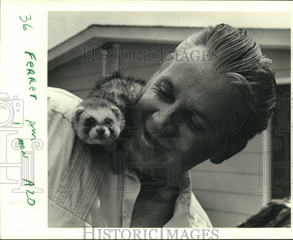 1986 Press Photo An unidentified man showing off his pet ferret - nob11403 - Historic Images