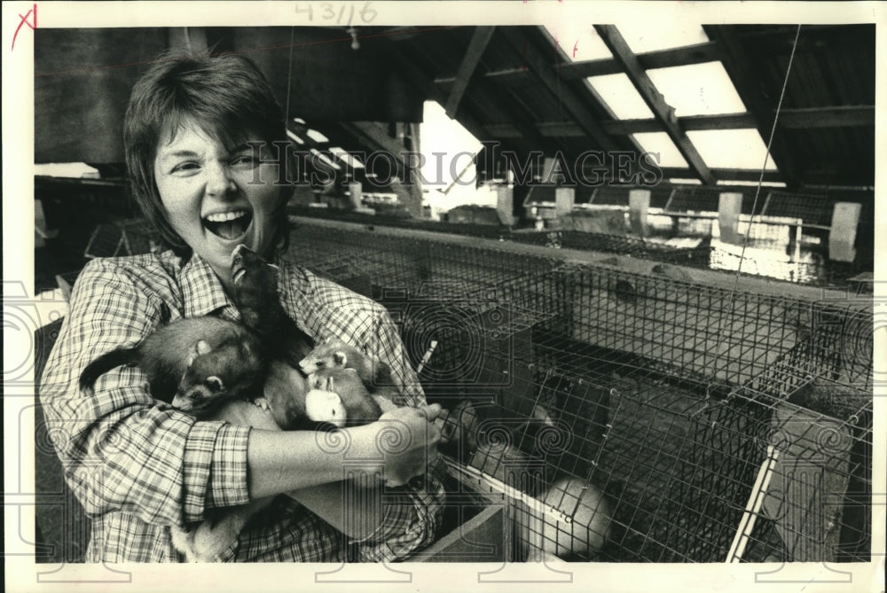 1985 Press Photo Lynn Morton at her Path Valley Ferret Farm in Willow Hill, Pa. - Historic Images