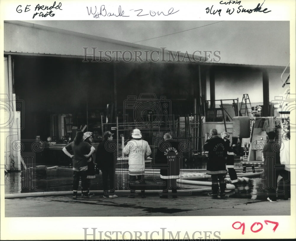 1989 Press Photo Firemen on the scene of fire. - nob11417 - Historic Images