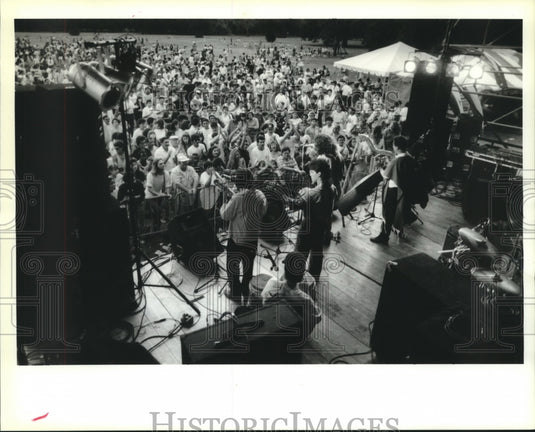 1990 Press Photo Canto Nuevo entertains at Fiesta in the Park & Latin Festival - Historic Images