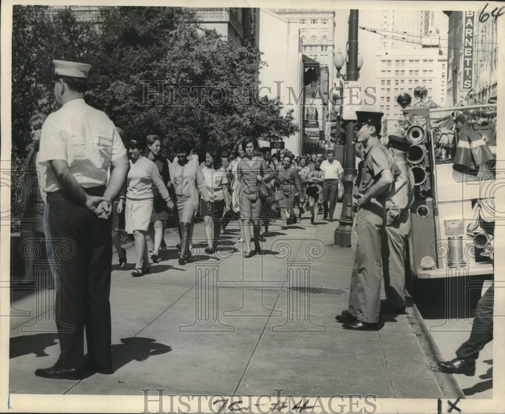 1967 Press Photo Student Body returns to classrooms after the fire drill - Historic Images