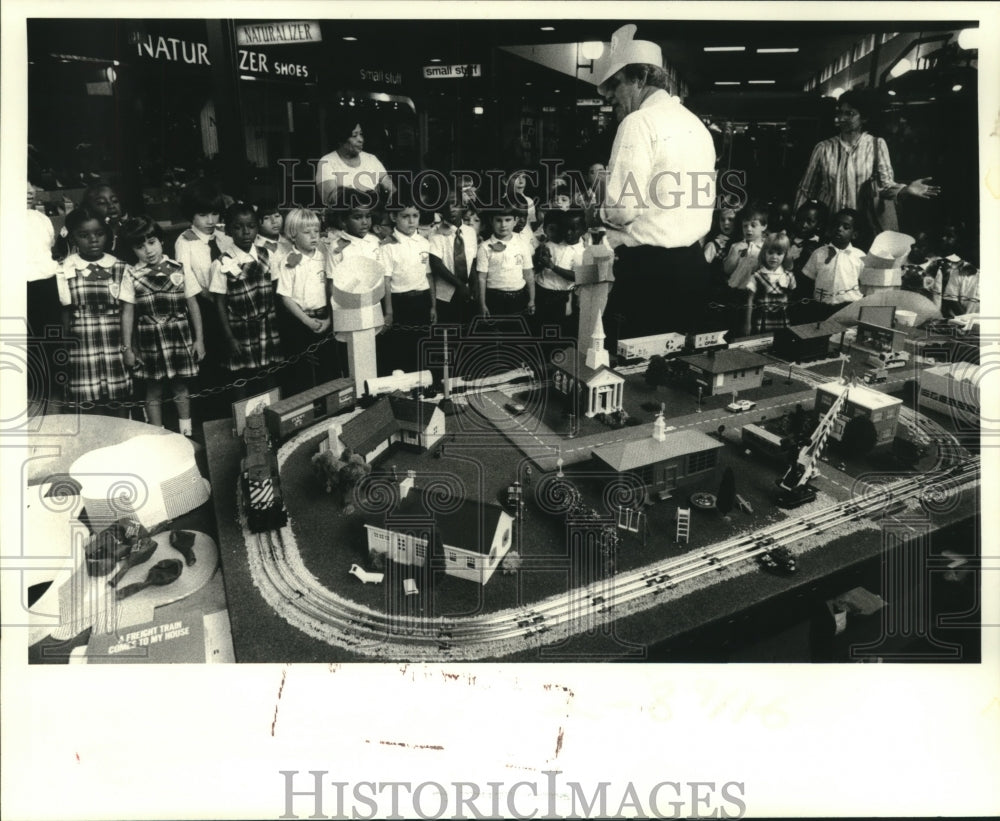 1984 Press Photo Students from Storyland Academy at Southern Pacific Railroad Co - Historic Images