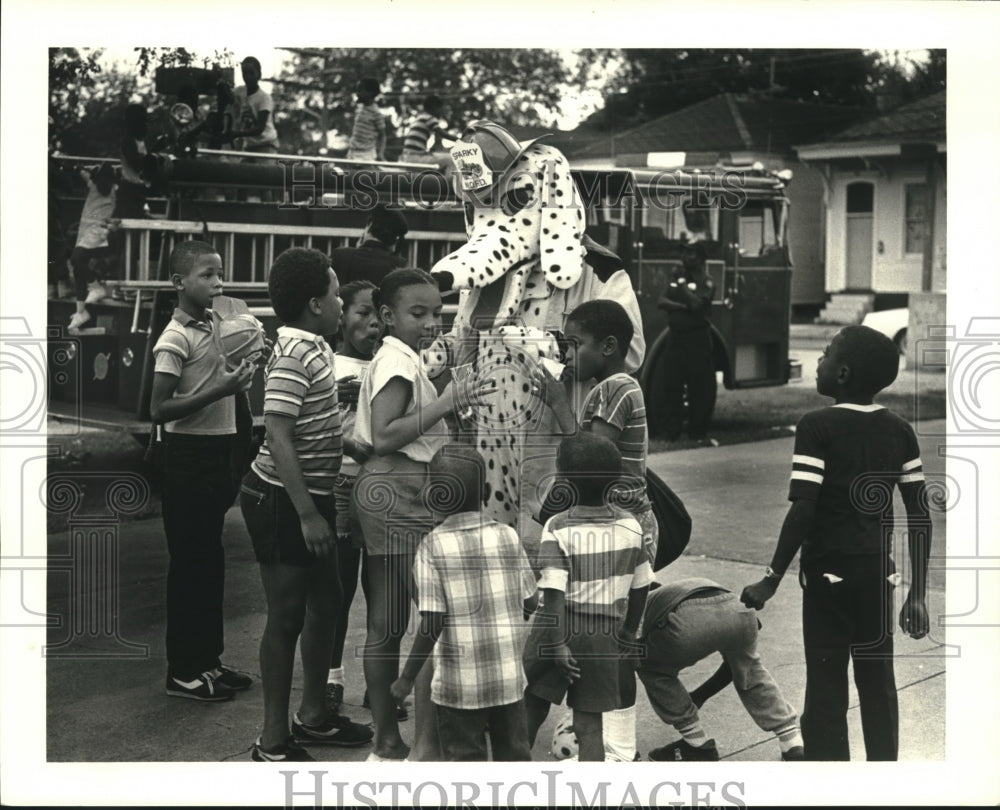 1986 Press Photo Sparky and children at Central City fire prevention event. - Historic Images