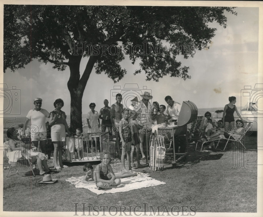 1961 Press Photo Family group at Lakefront enjoying 4th of July holiday.-Historic Images