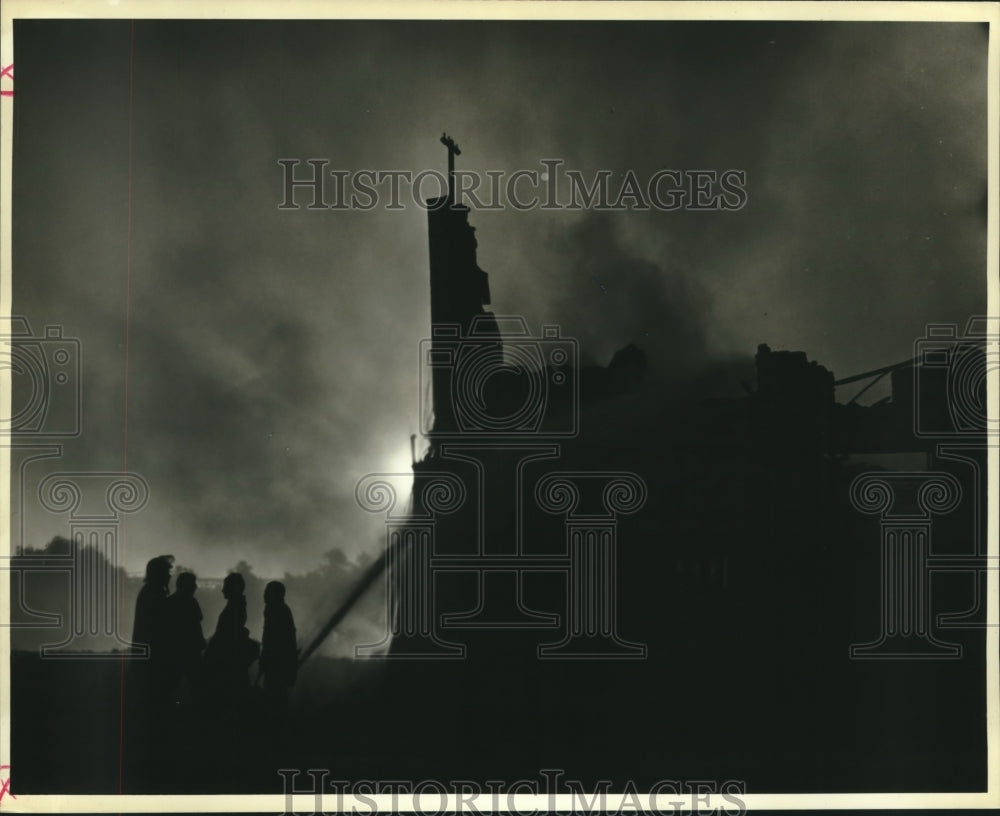 1987 Press Photo Firefighters on scene dousing fire with water - Historic Images