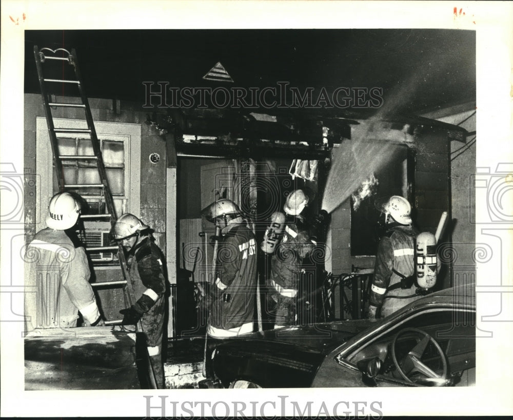 1987 Press Photo Firefighters fight apartment fire, 4205 Airline Highway - Historic Images