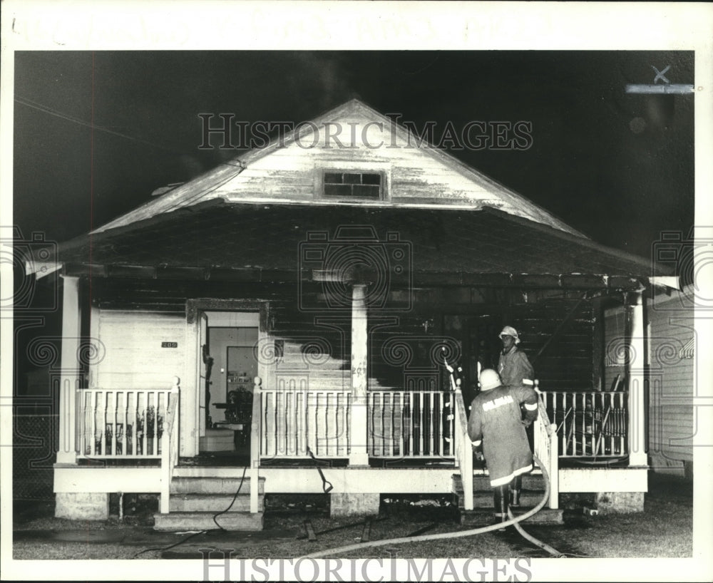 1986 Press Photo Jefferson Parish firefighters at 207 Aris Avenue house fire - Historic Images