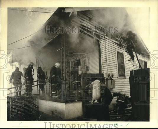 1986 Press Photo Firefighters attending to a house fire at 3019 Bienville - Historic Images