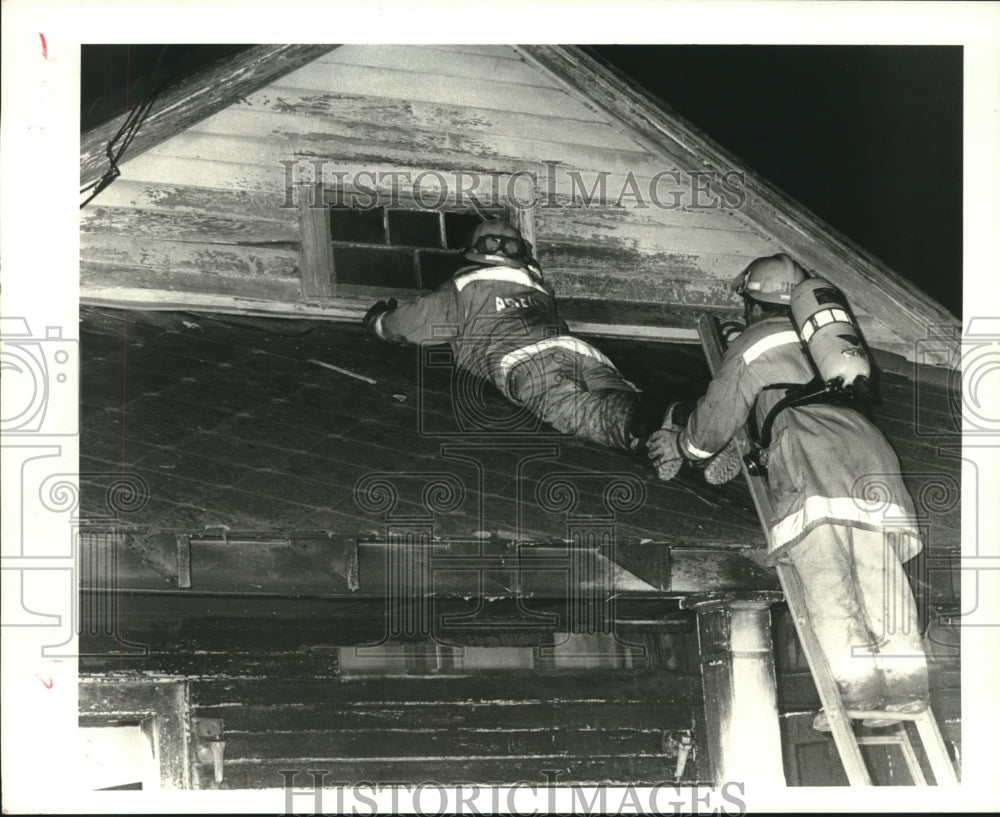 1986 Press Photo Jefferson Parish firefighters at 207 Aris Avenue House Fire - Historic Images