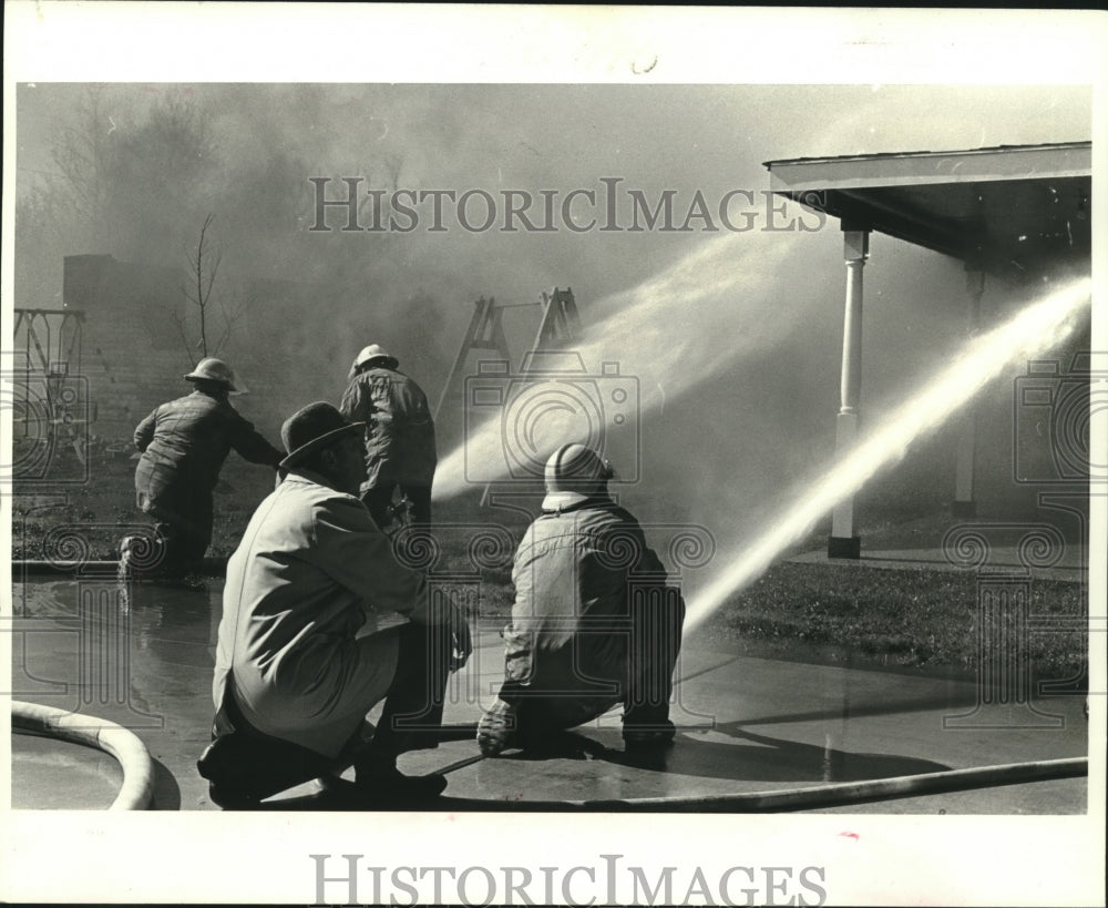 1986 Press Photo Volunteer firefighters battle a home blaze at Somerset Drive - Historic Images