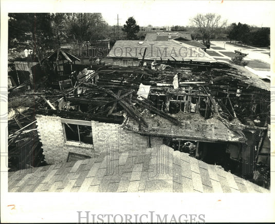 1986 Press Photo The ruins of a house that was burnt down by a fire in Kenner - Historic Images