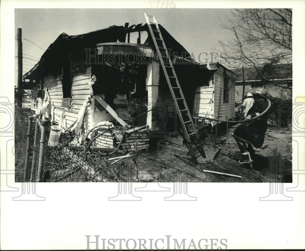 1986 Press Photo Firemen on the scene of house fire at 714 Filmore St in Kenner - Historic Images