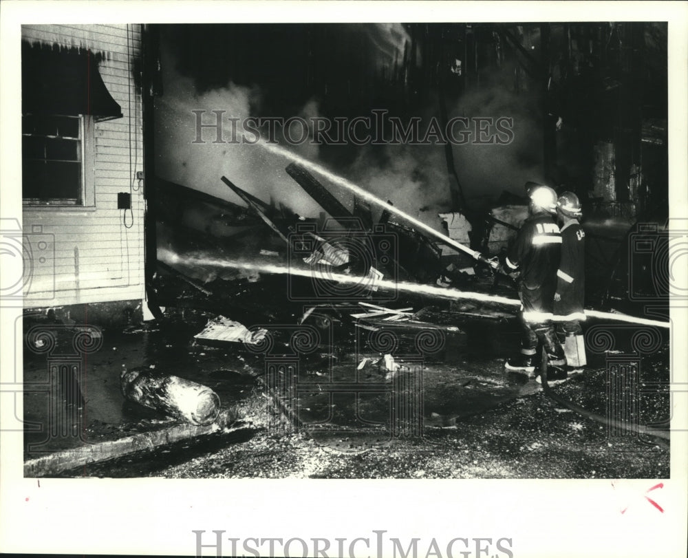 1988 Press Photo Firefighters on scene dousing fire with water - Historic Images