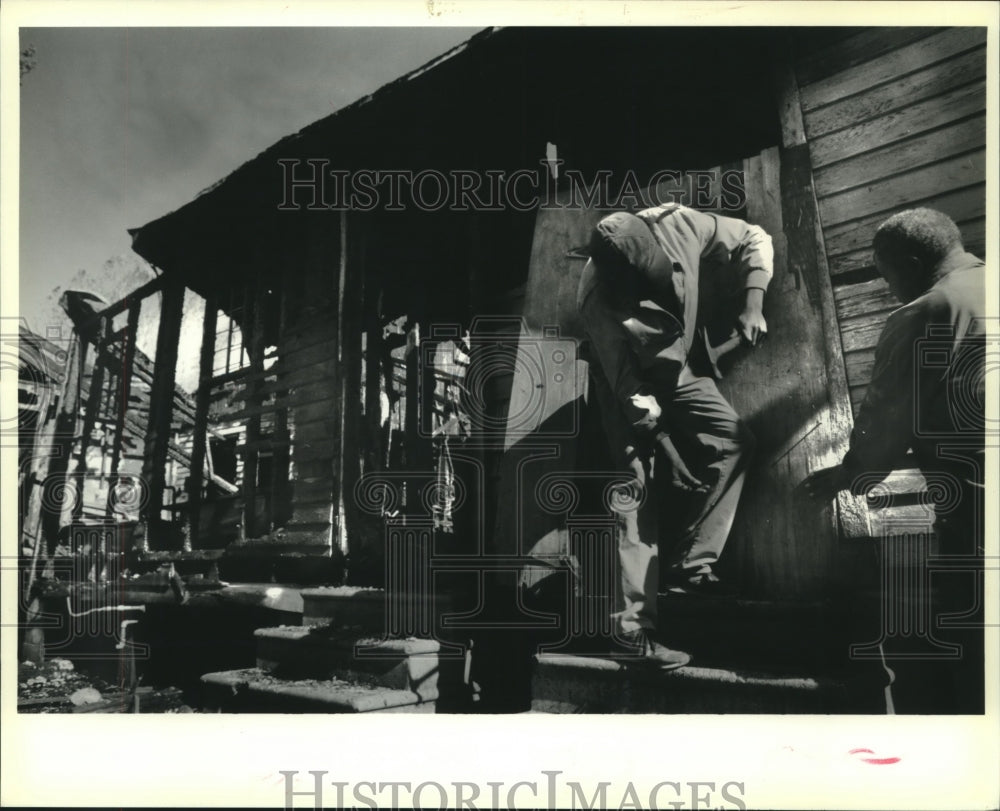 1988 Press Photo Workers board up houses burned along Verret St. in Algiers - Historic Images