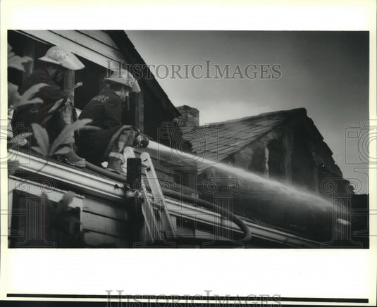 1988 Press Photo New Orleans firemen battle fire at 603 Congress Street - Historic Images