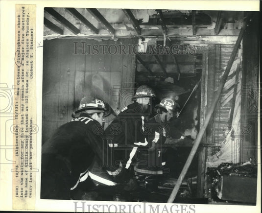 1988 Press Photo New Orleans firefighters check walls after major house fire - Historic Images